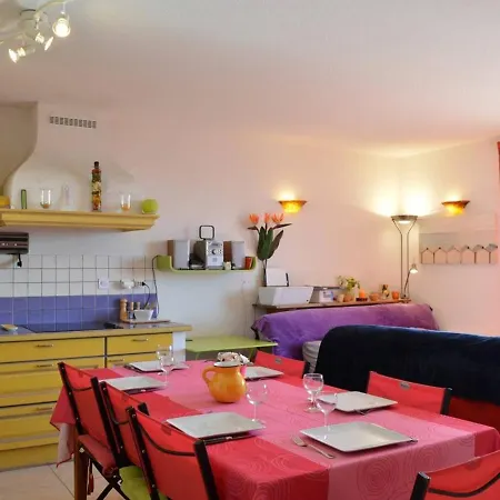 3 Pieces Climatisee Avec Parking Et Animaux Acceptes A Saint-pierre-la-mer - Fr-1-229d-614 Holiday home *